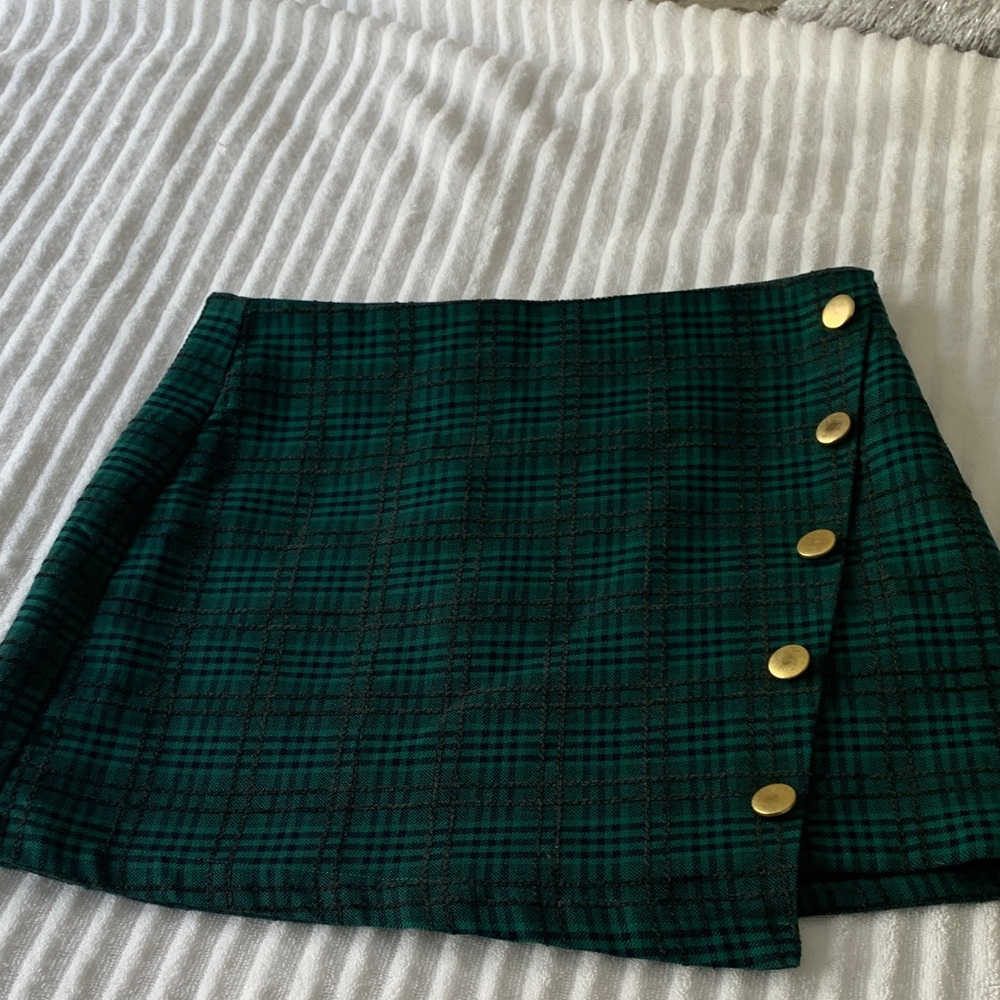 Forever 21 Green Plaid Mini Skirt with Gold Accents. Fully lined.